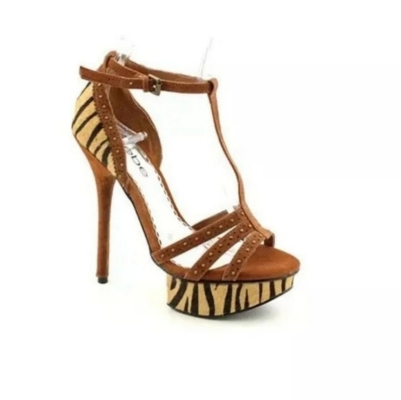 NWOB Bebe Brown Animal Print Sexy Peep Toe Platform T Strap Heels Size 7 - Picture 1 of 8